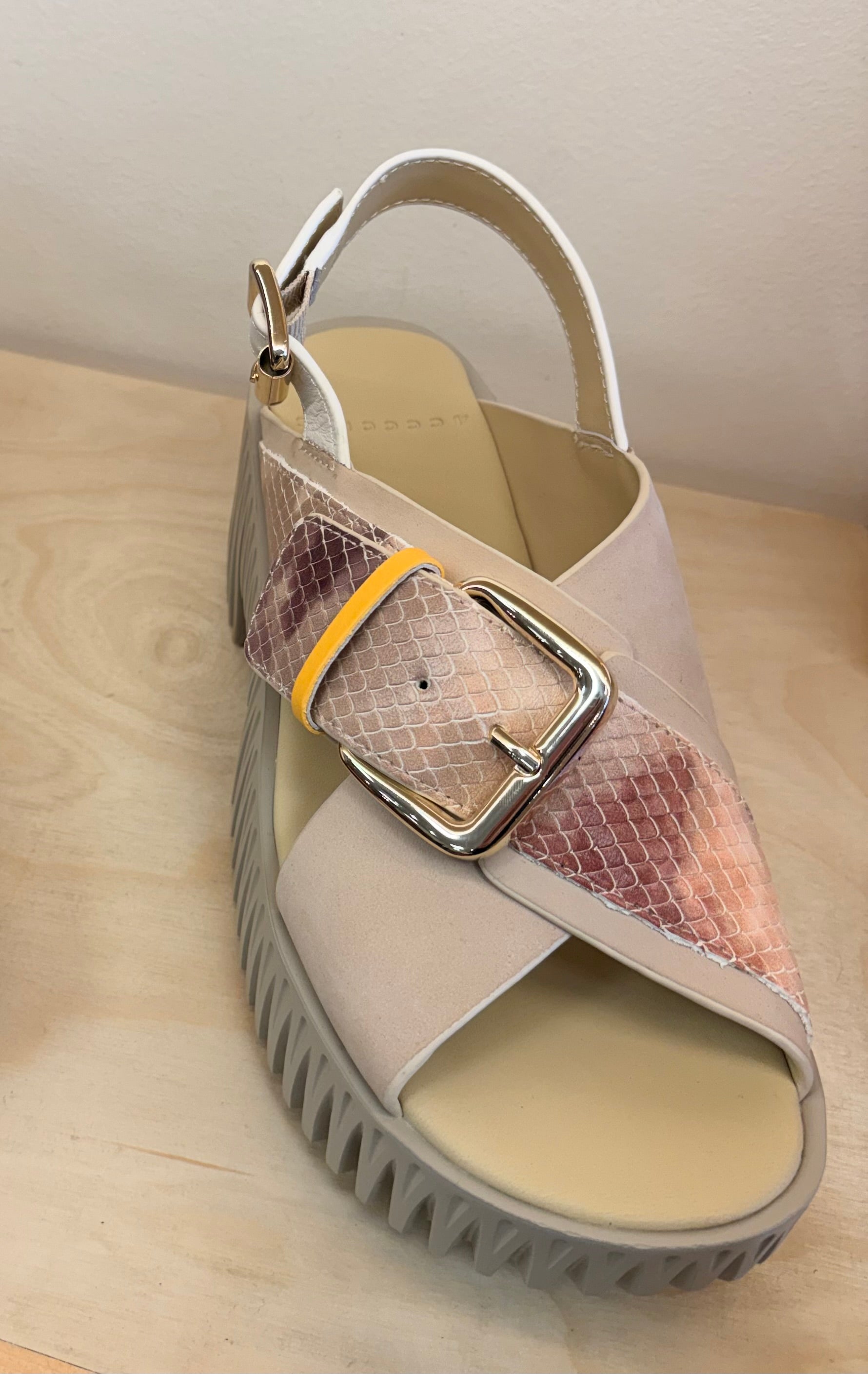Plia Juno – Valley Sole